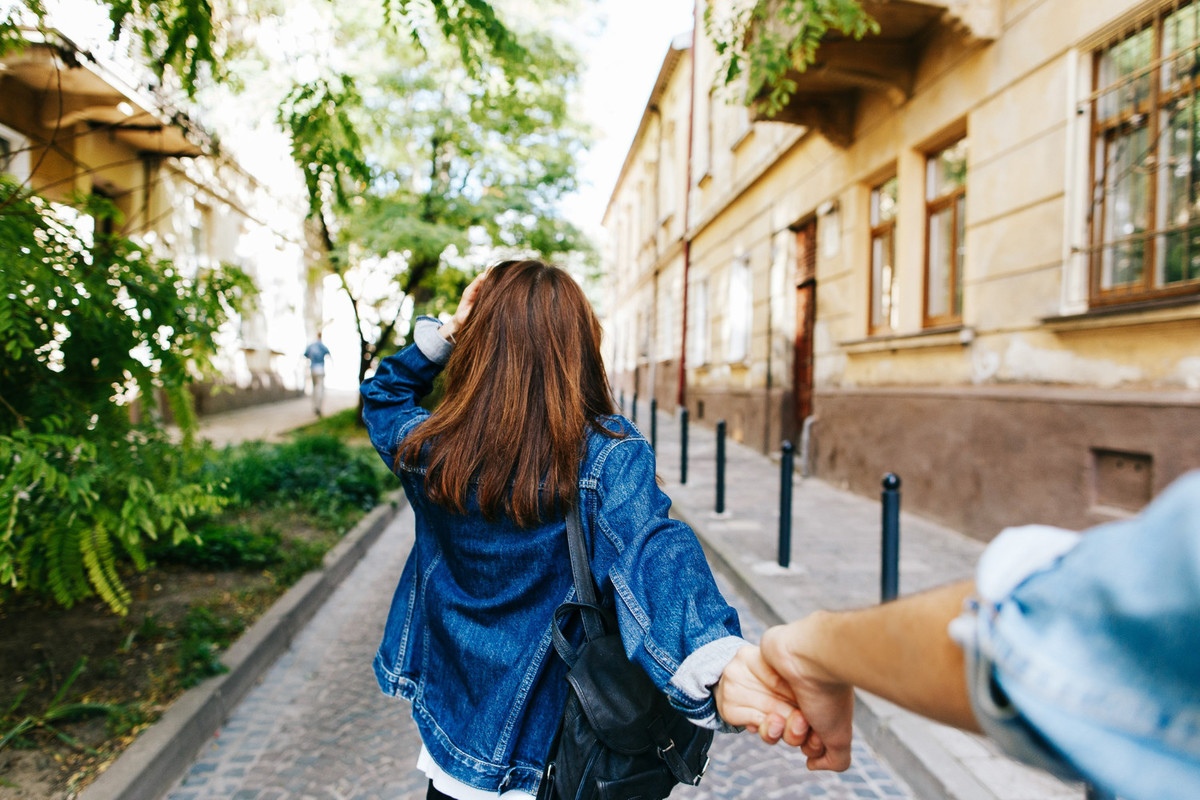 obvestila/look-from-young-woman-holding-man-s-hand-follow-me-pose