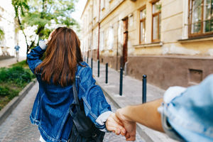 obvestila/look-from-young-woman-holding-man-s-hand-follow-me-pose