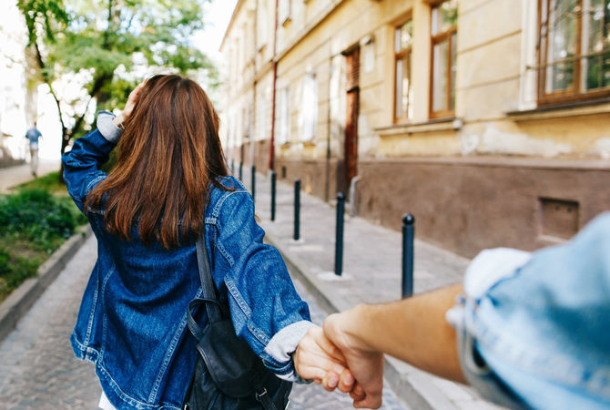 obvestila/look-from-young-woman-holding-man-s-hand-follow-me-pose